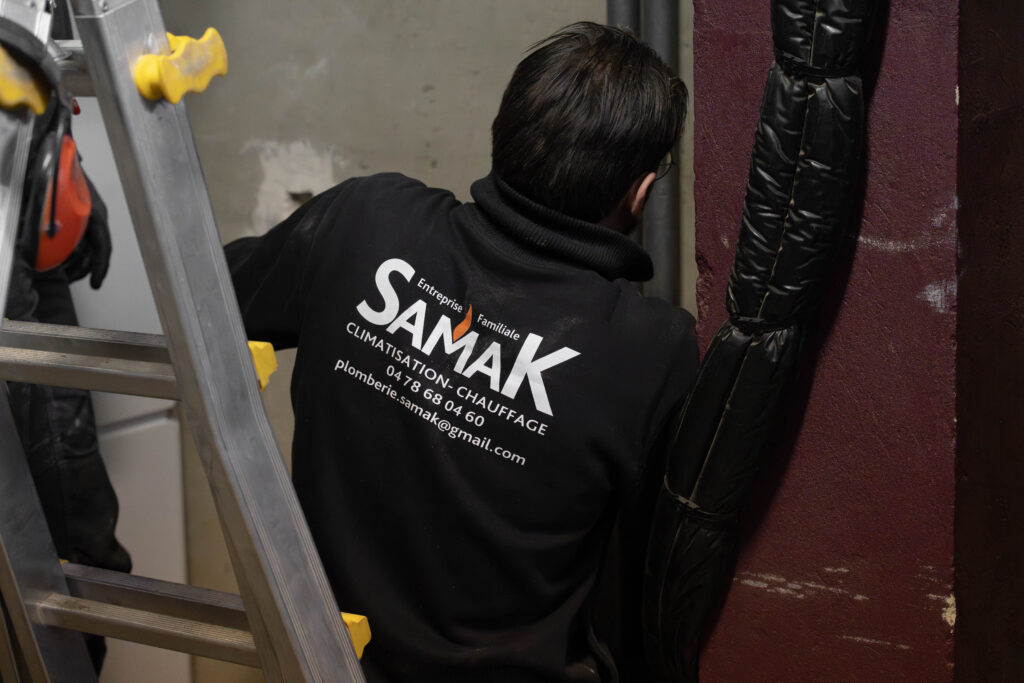 Chauffagiste Lyon pour les pros : PAC, chaudière, BACS, aides. Samak, artisan RGE, installe votre chauffage en bureaux et locaux. Samak Chauffage
